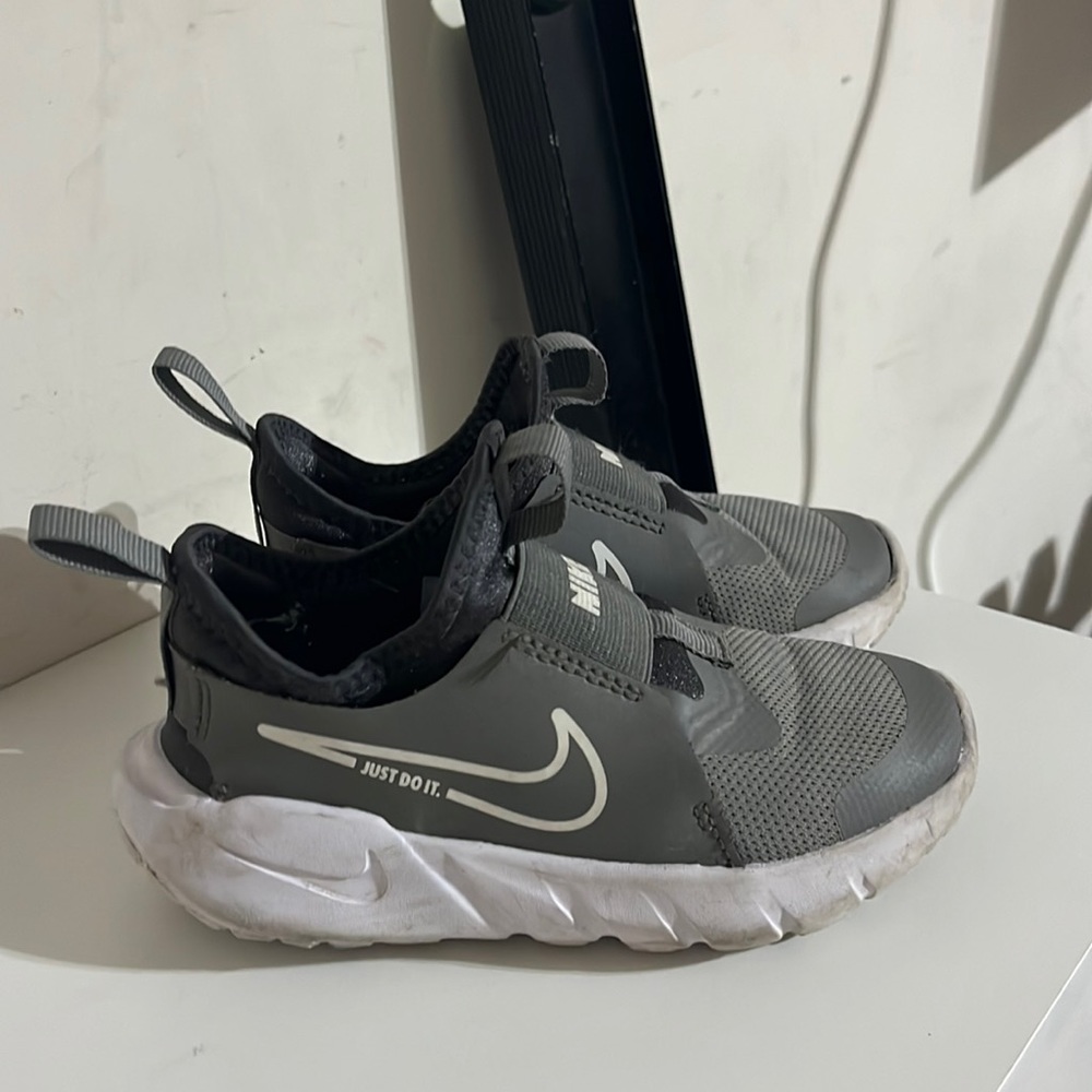 Nike slip on tennis shoes
